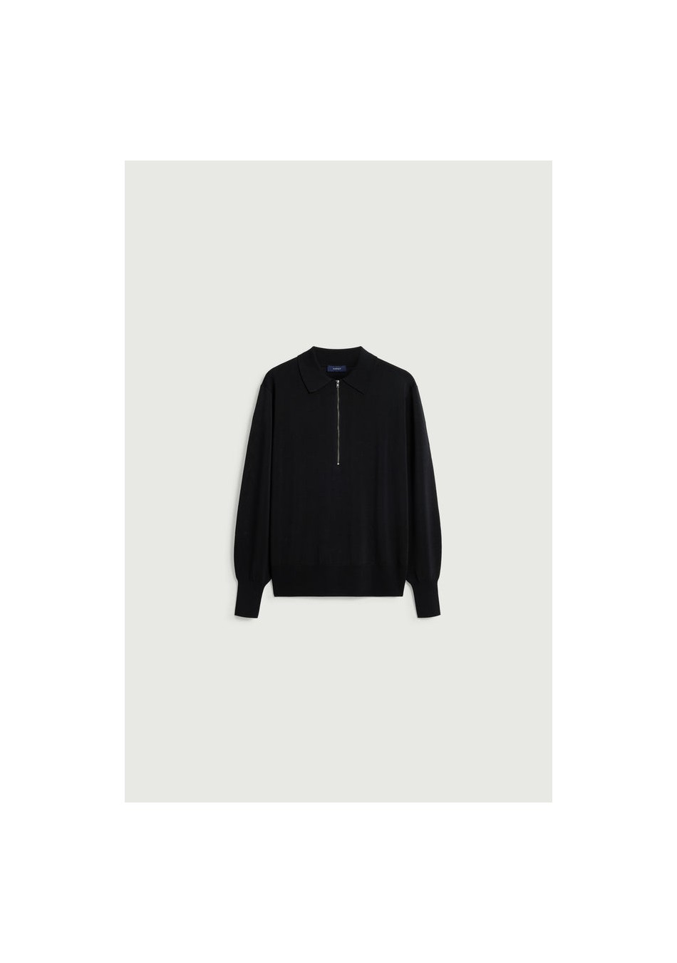 SOEUR es una marca francesa de moda femenina que combina elegancia, sencillez y un estilo contemporáneo