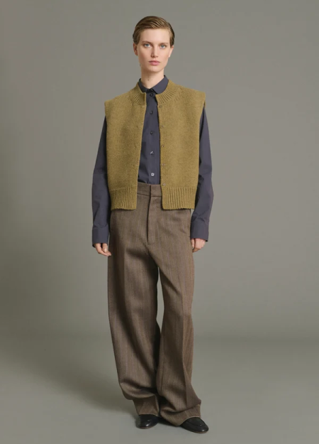SOEUR es una marca francesa de moda femenina que combina elegancia, sencillez y un estilo contemporáneo
