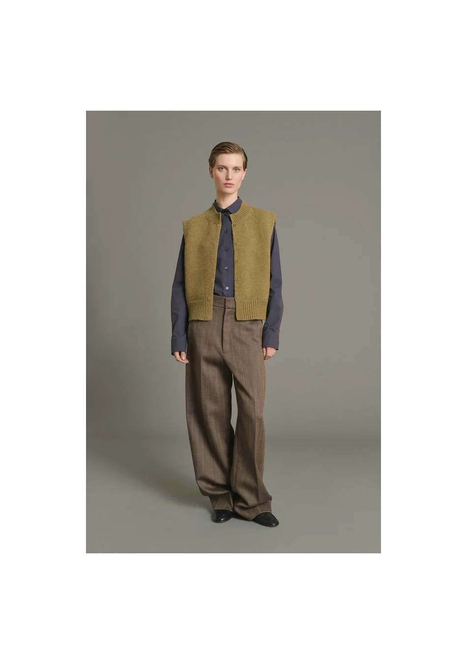 SOEUR es una marca francesa de moda femenina que combina elegancia, sencillez y un estilo contemporáneo