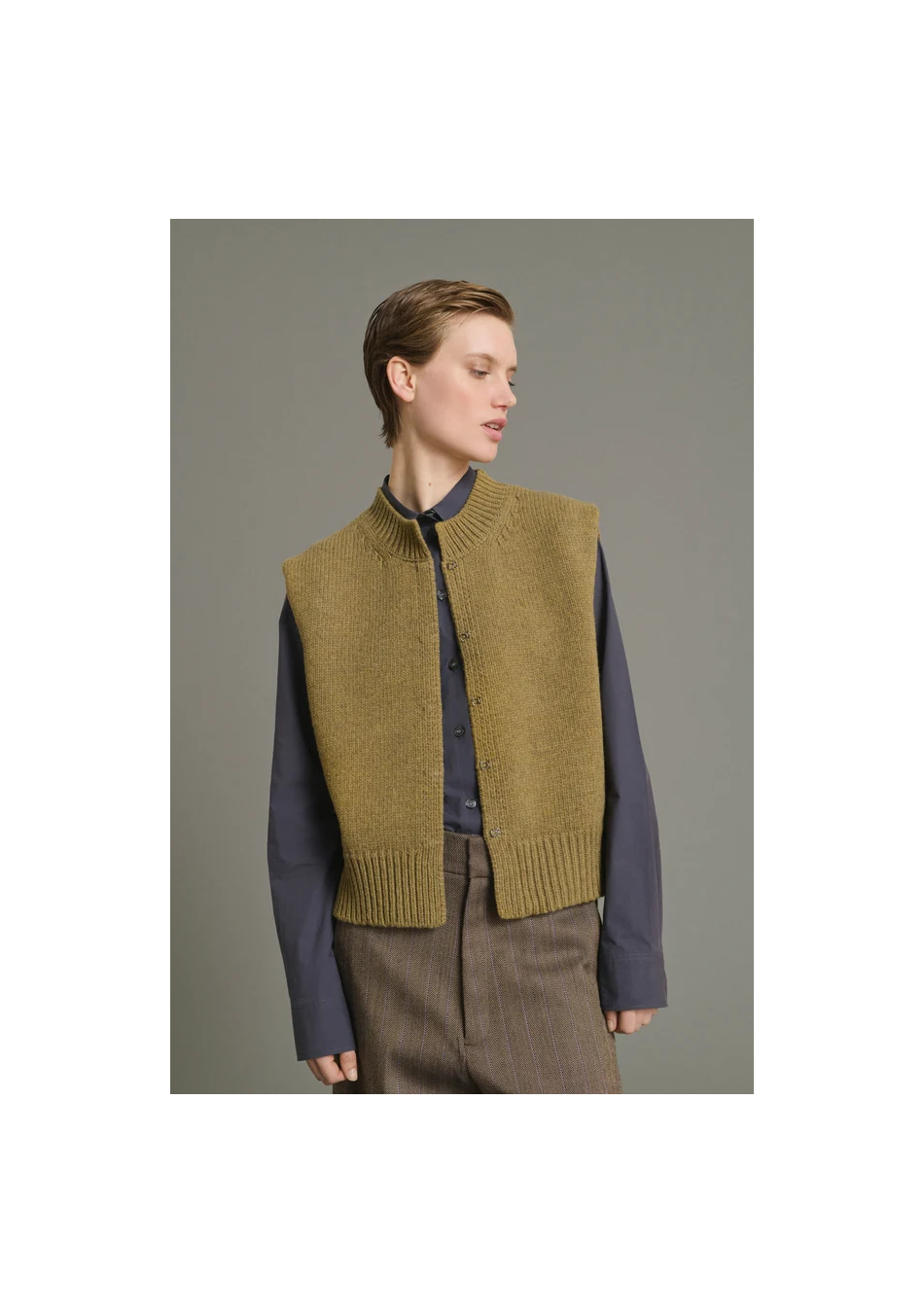 SOEUR es una marca francesa de moda femenina que combina elegancia, sencillez y un estilo contemporáneo