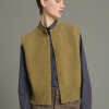 SOEUR es una marca francesa de moda femenina que combina elegancia, sencillez y un estilo contemporáneo