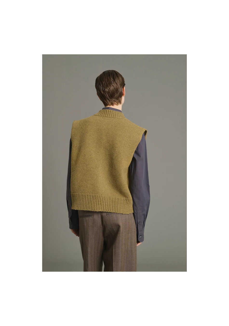 SOEUR es una marca francesa de moda femenina que combina elegancia, sencillez y un estilo contemporáneo