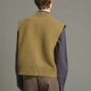 SOEUR es una marca francesa de moda femenina que combina elegancia, sencillez y un estilo contemporáneo