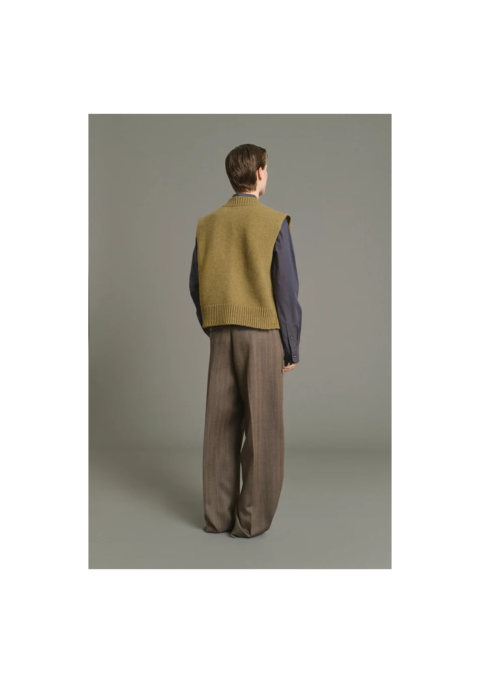 SOEUR es una marca francesa de moda femenina que combina elegancia, sencillez y un estilo contemporáneo