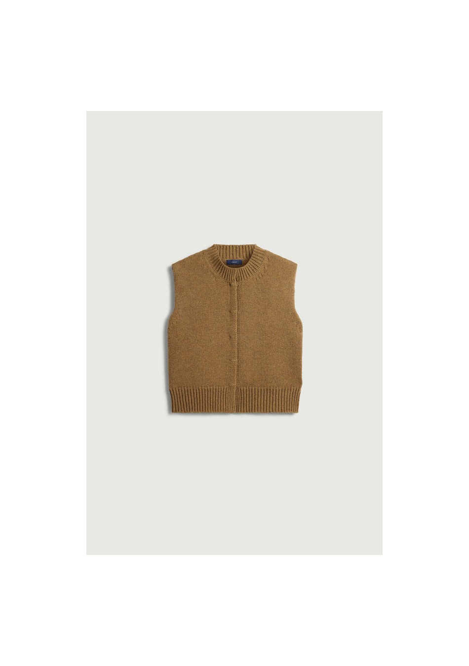 SOEUR es una marca francesa de moda femenina que combina elegancia, sencillez y un estilo contemporáneo