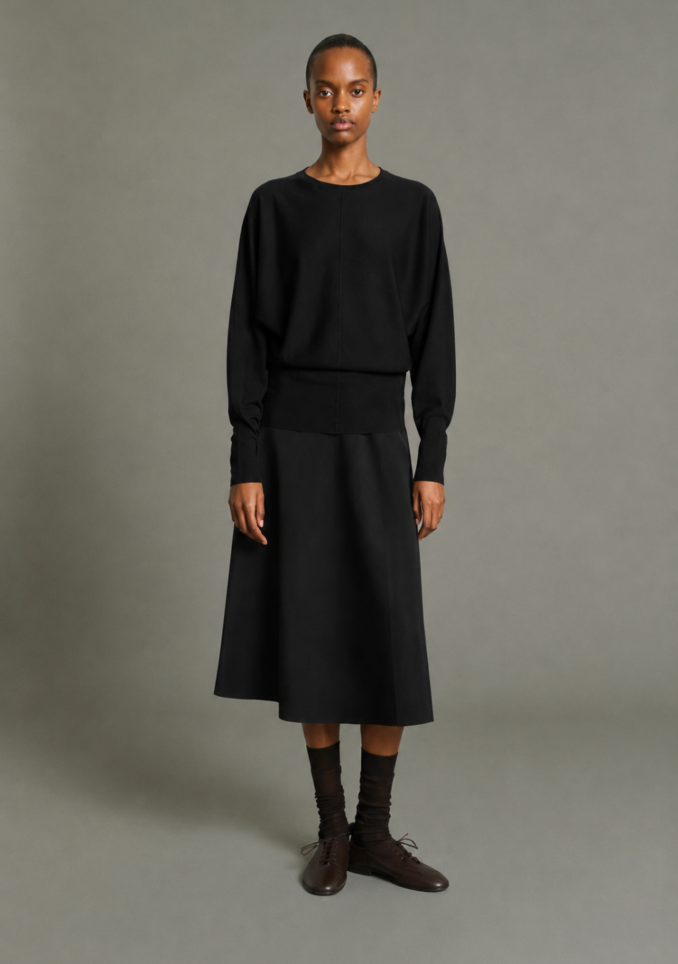 SOEUR es una marca francesa de moda femenina que combina elegancia, sencillez y un estilo contemporáneo