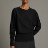 SOEUR es una marca francesa de moda femenina que combina elegancia, sencillez y un estilo contemporáneo