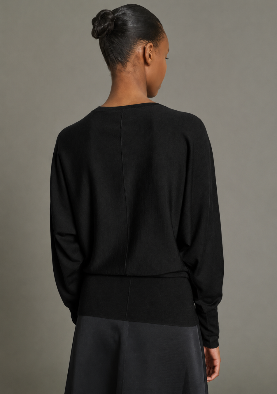 SOEUR es una marca francesa de moda femenina que combina elegancia, sencillez y un estilo contemporáneo