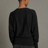 SOEUR es una marca francesa de moda femenina que combina elegancia, sencillez y un estilo contemporáneo
