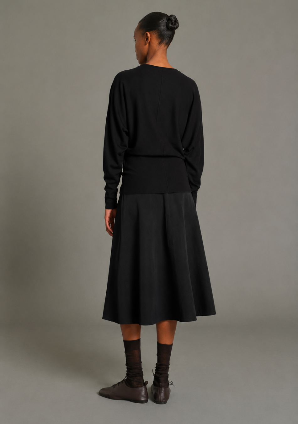 SOEUR es una marca francesa de moda femenina que combina elegancia, sencillez y un estilo contemporáneo