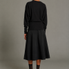 SOEUR es una marca francesa de moda femenina que combina elegancia, sencillez y un estilo contemporáneo