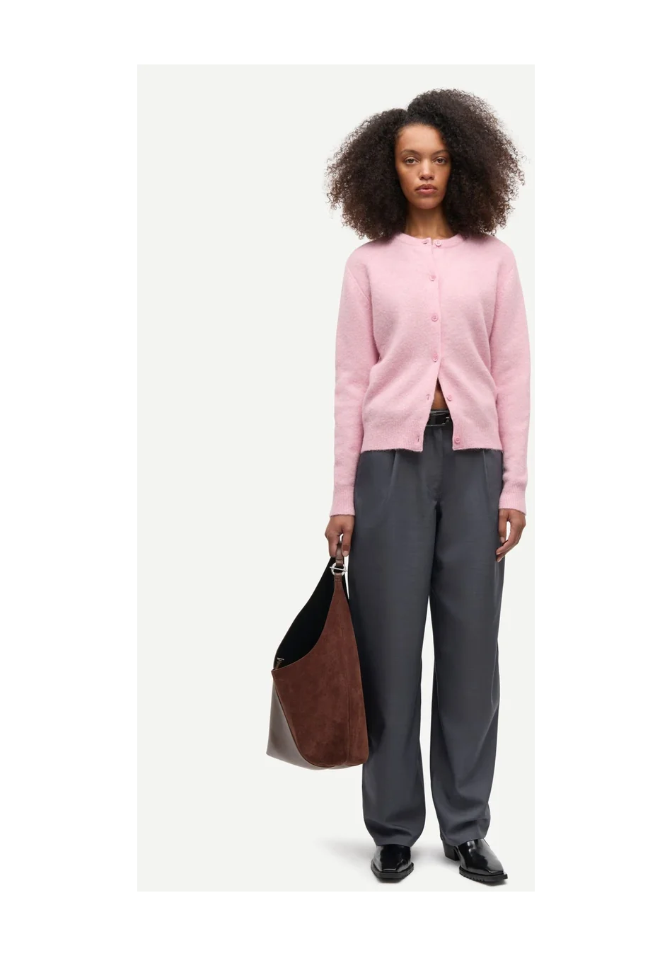 SAMSOE SAMSOE marca de moda escandinava con un diseño contemporáneo y minimalista.