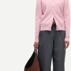 SAMSOE SAMSOE marca de moda escandinava con un diseño contemporáneo y minimalista.