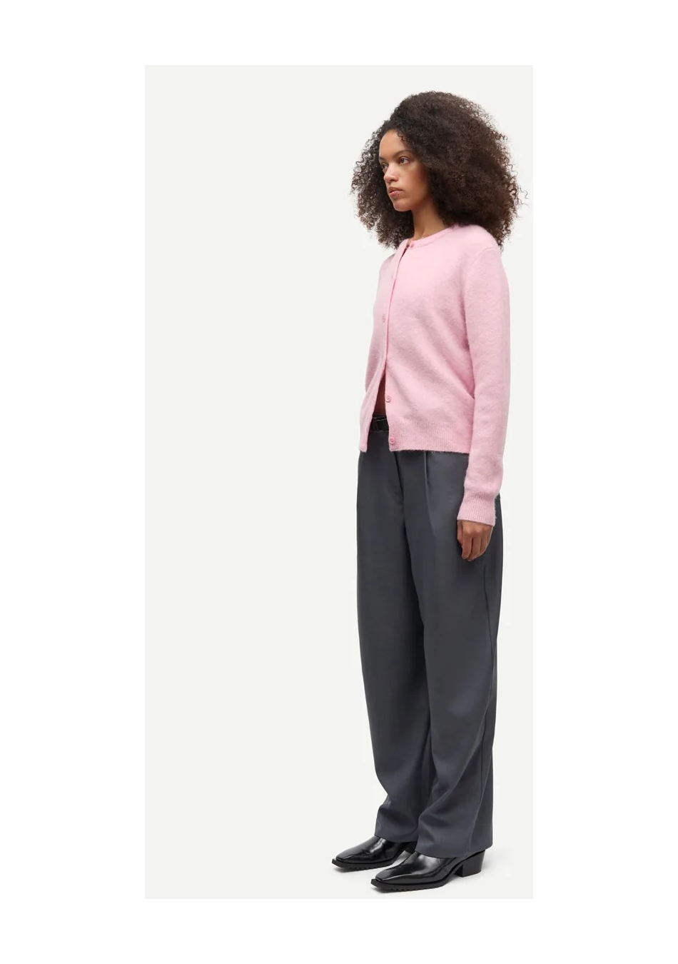 SAMSOE SAMSOE marca de moda escandinava con un diseño contemporáneo y minimalista.