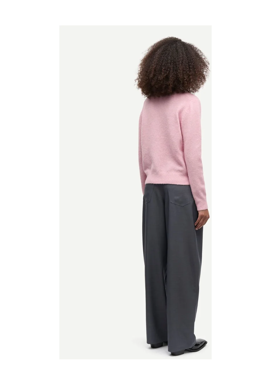 SAMSOE SAMSOE marca de moda escandinava con un diseño contemporáneo y minimalista.