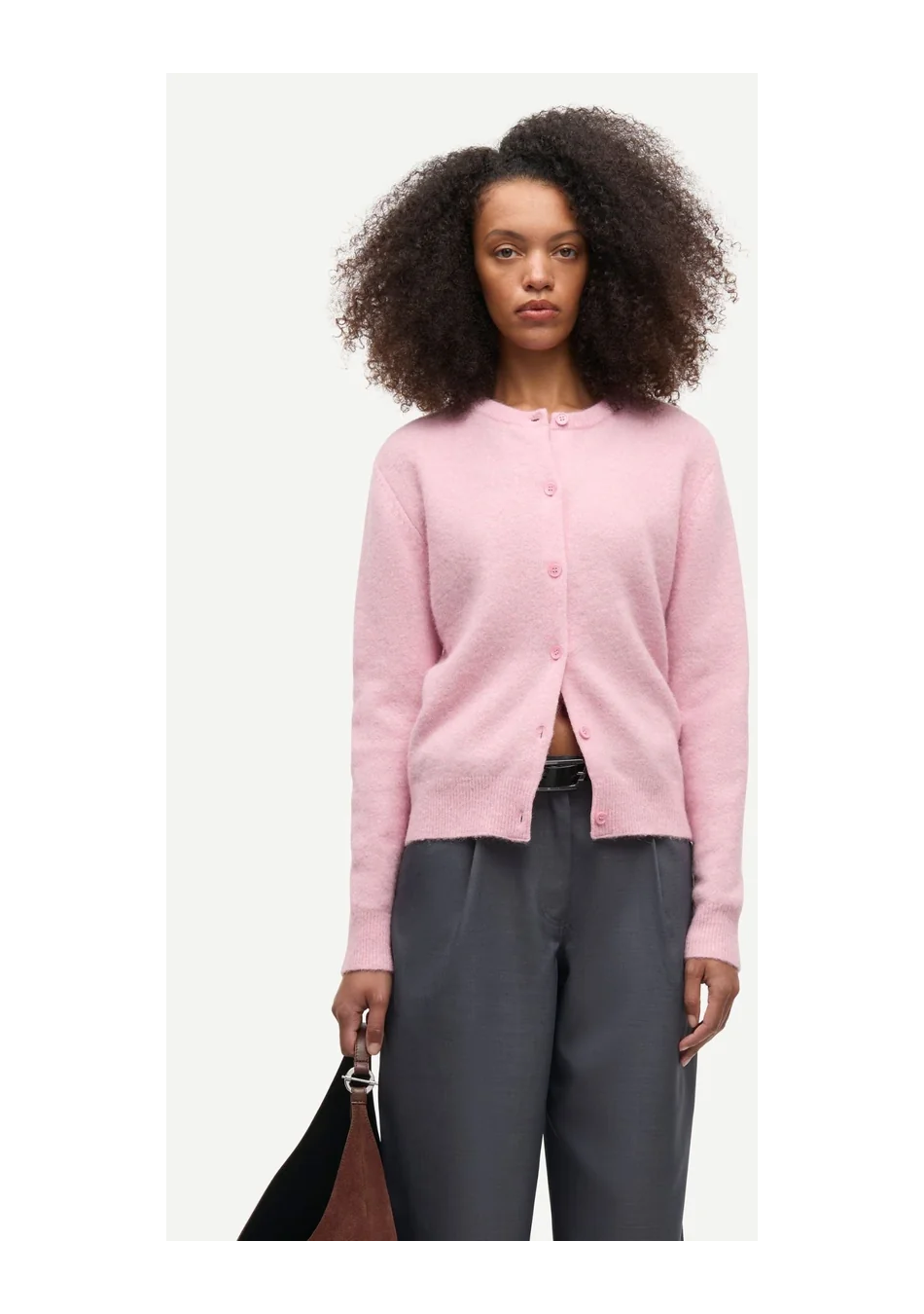 SAMSOE SAMSOE marca de moda escandinava con un diseño contemporáneo y minimalista.
