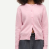 SAMSOE SAMSOE marca de moda escandinava con un diseño contemporáneo y minimalista.