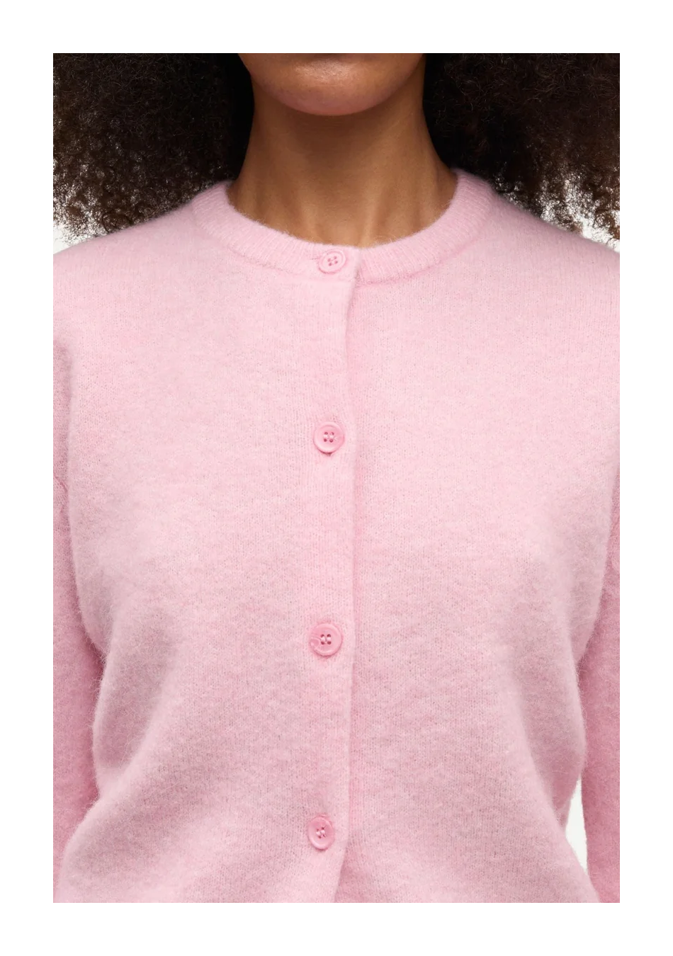SAMSOE SAMSOE marca de moda escandinava con un diseño contemporáneo y minimalista.