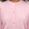 SAMSOE SAMSOE marca de moda escandinava con un diseño contemporáneo y minimalista.