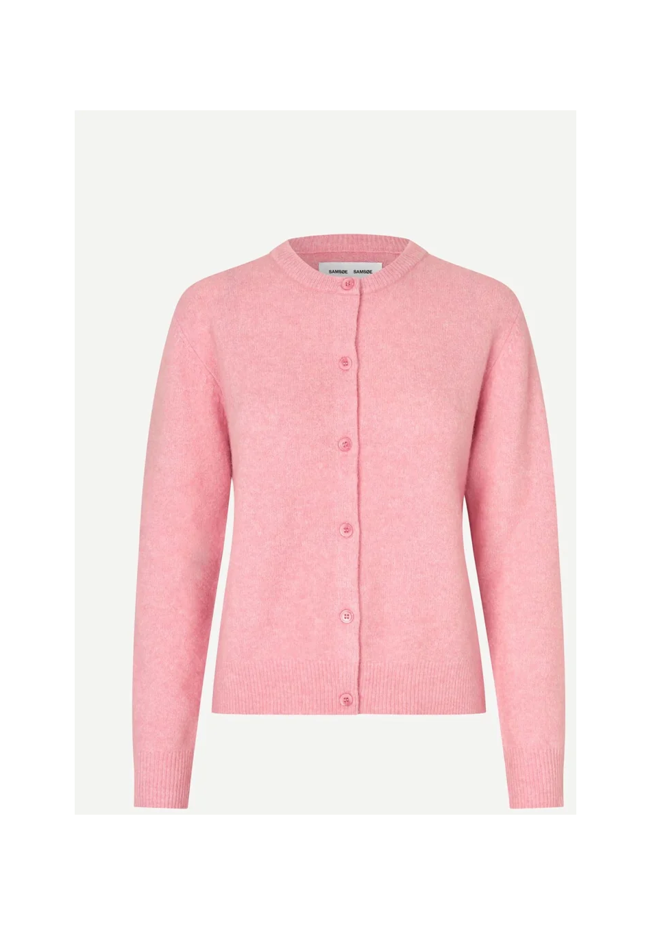 SAMSOE SAMSOE marca de moda escandinava con un diseño contemporáneo y minimalista.
