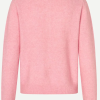 SAMSOE SAMSOE marca de moda escandinava con un diseño contemporáneo y minimalista.