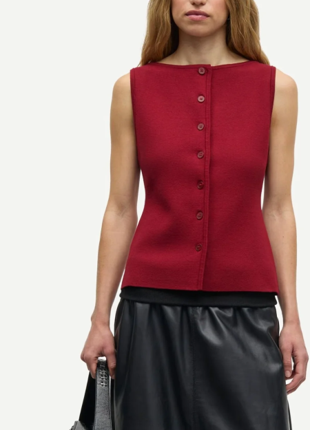 SAMSOE SAMSOE marca de moda escandinava con un diseño contemporáneo y minimalista.