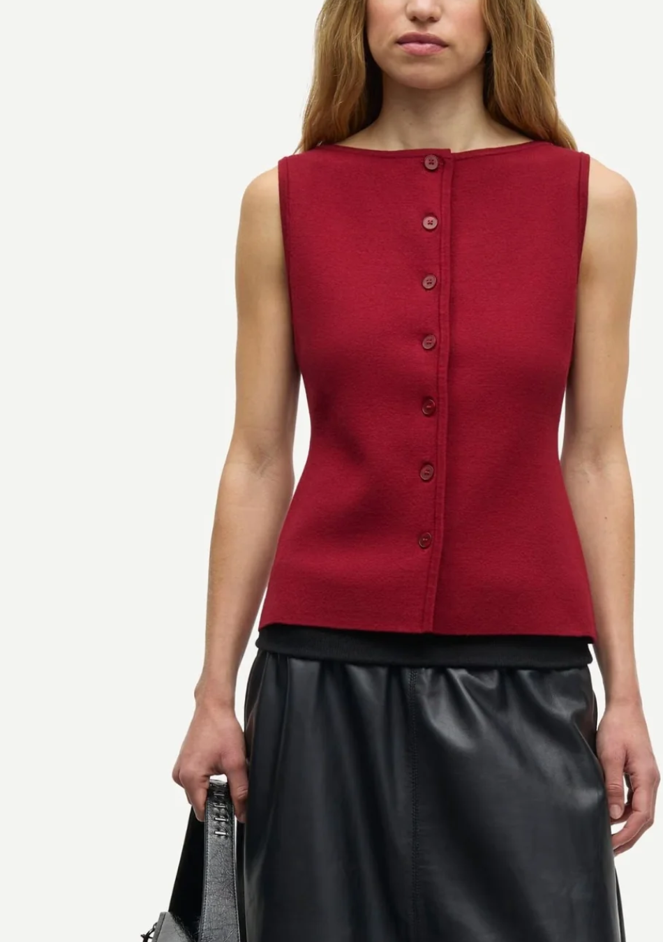 SAMSOE SAMSOE marca de moda escandinava con un diseño contemporáneo y minimalista.