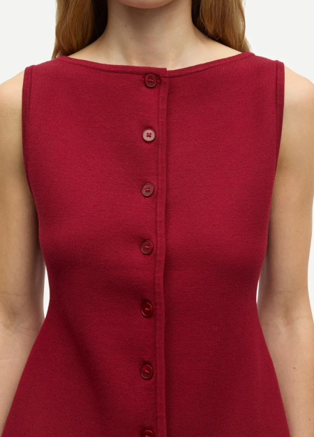 SAMSOE SAMSOE marca de moda escandinava con un diseño contemporáneo y minimalista. 2