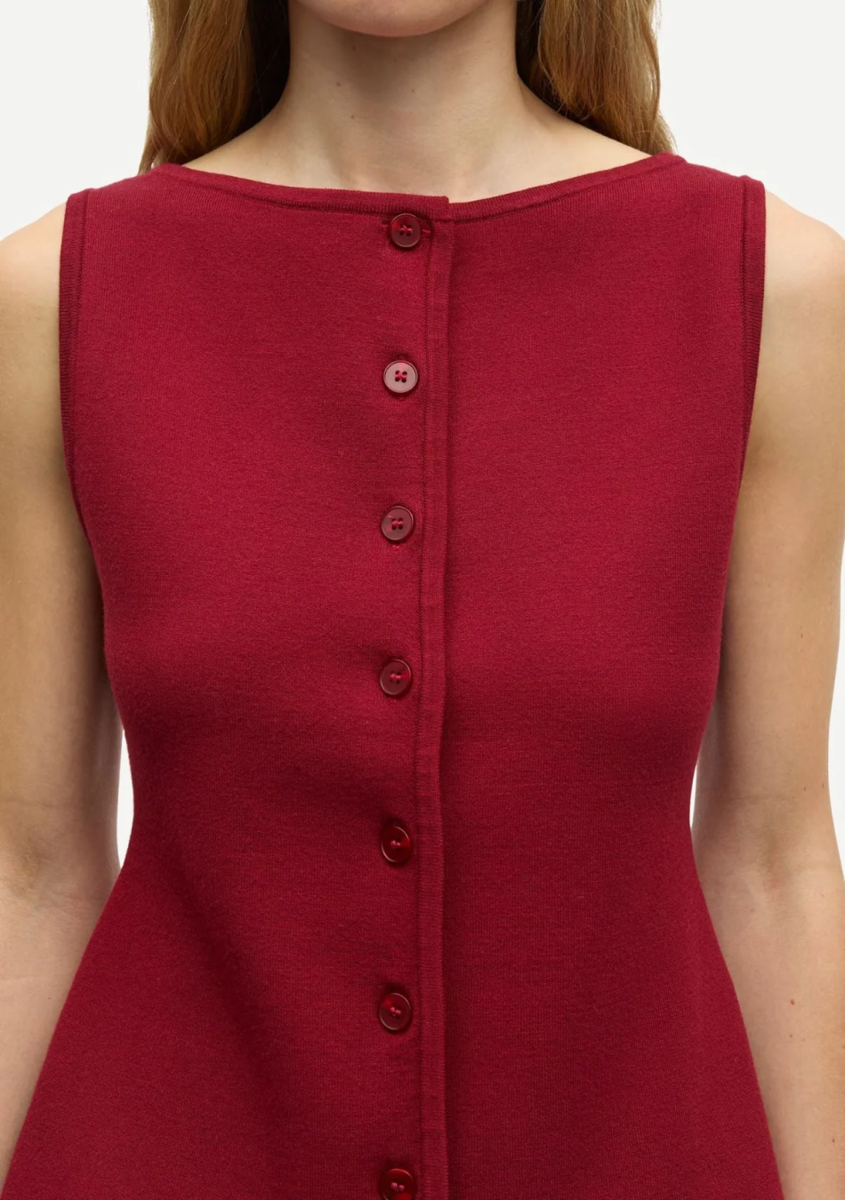 SAMSOE SAMSOE marca de moda escandinava con un diseño contemporáneo y minimalista.