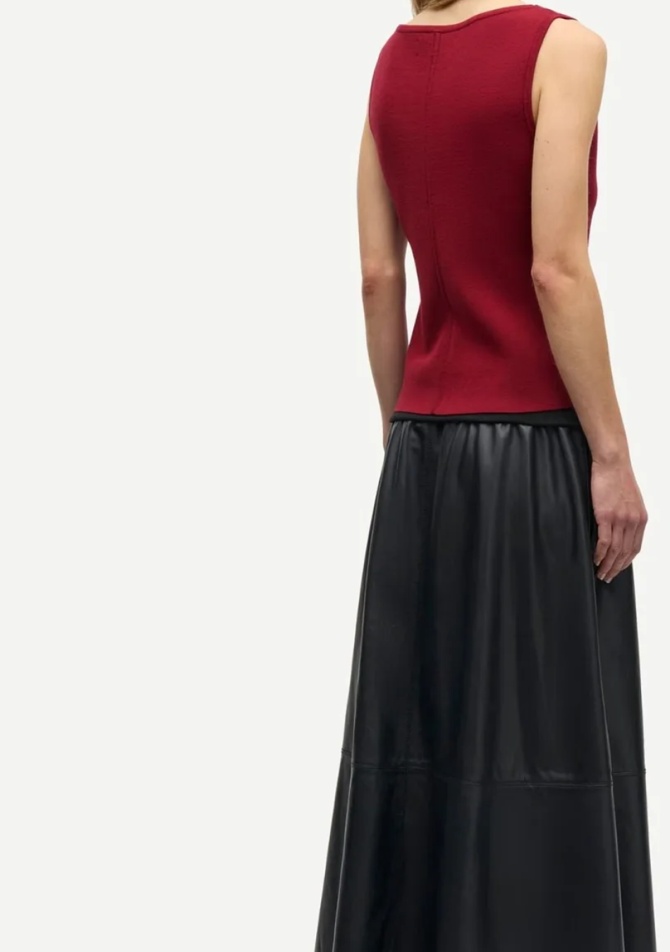 SAMSOE SAMSOE marca de moda escandinava con un diseño contemporáneo y minimalista.