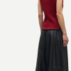 SAMSOE SAMSOE marca de moda escandinava con un diseño contemporáneo y minimalista.