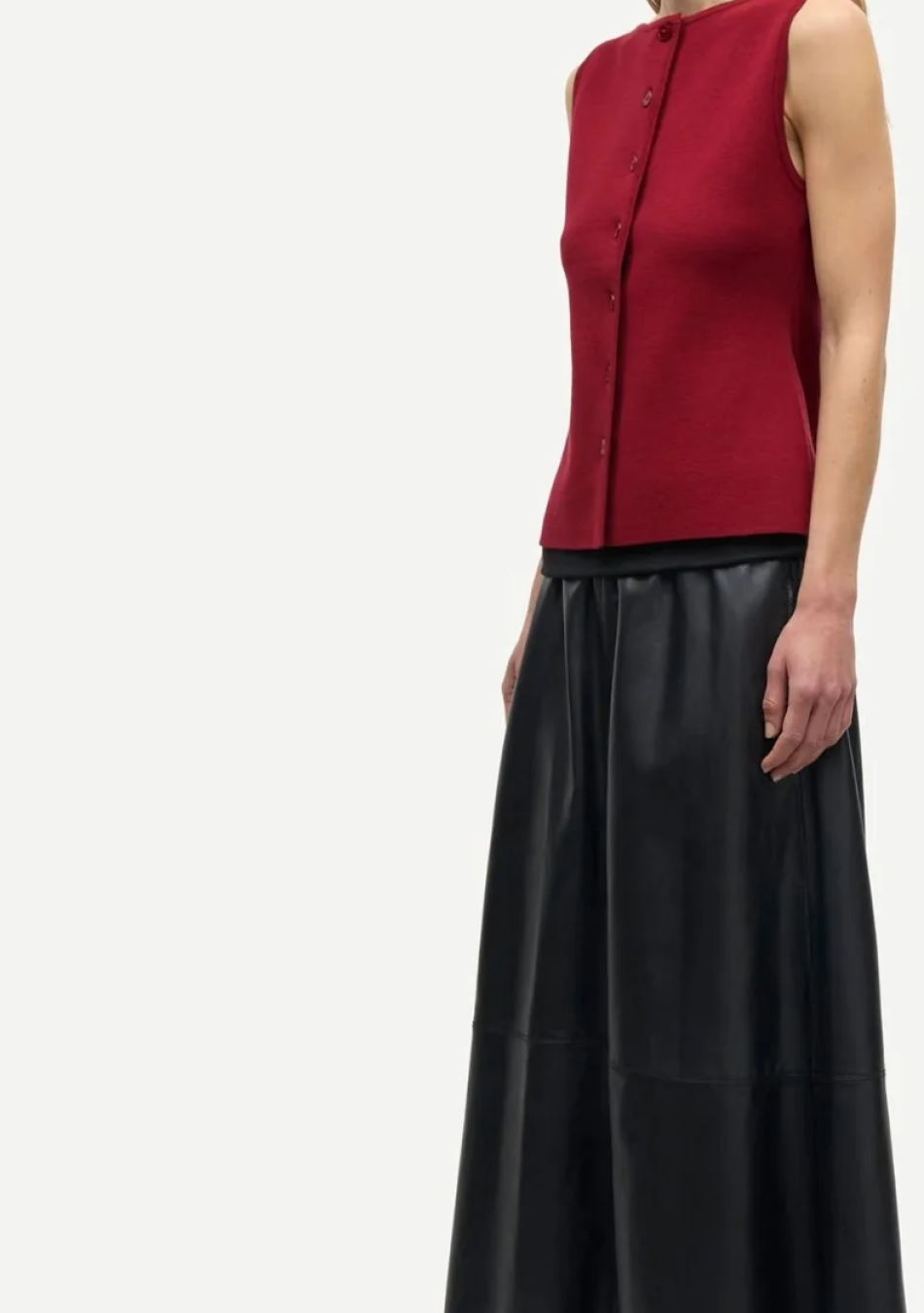 SAMSOE SAMSOE marca de moda escandinava con un diseño contemporáneo y minimalista.