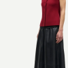 SAMSOE SAMSOE marca de moda escandinava con un diseño contemporáneo y minimalista.