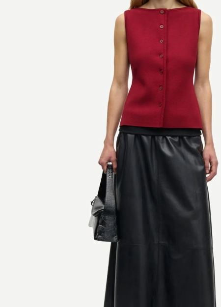 SAMSOE SAMSOE marca de moda escandinava con un diseño contemporáneo y minimalista.