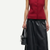 SAMSOE SAMSOE marca de moda escandinava con un diseño contemporáneo y minimalista.