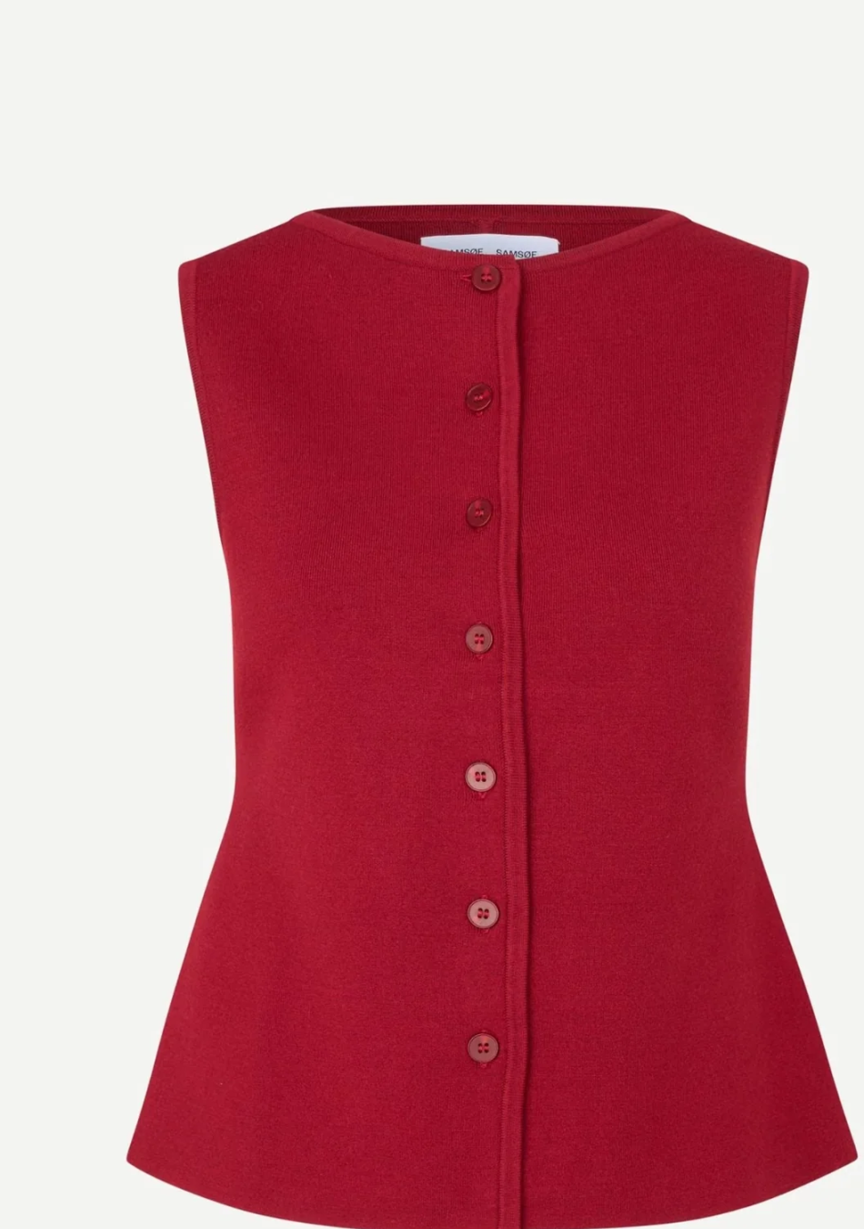 SAMSOE SAMSOE marca de moda escandinava con un diseño contemporáneo y minimalista.