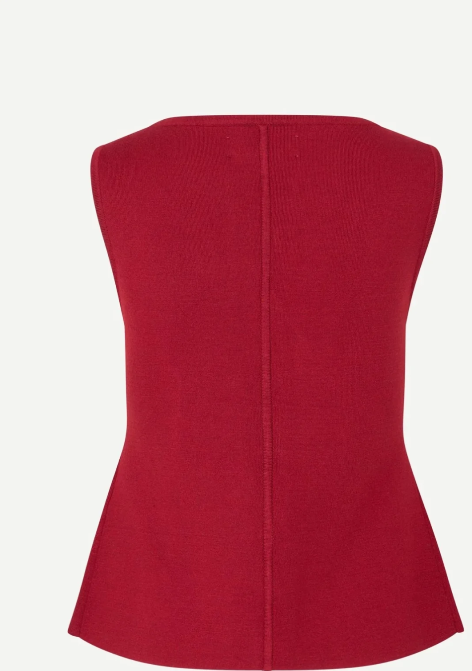 SAMSOE SAMSOE marca de moda escandinava con un diseño contemporáneo y minimalista.