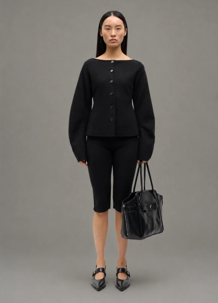 SAMSOE SAMSOE marca de moda escandinava con un diseño contemporáneo y minimalista.