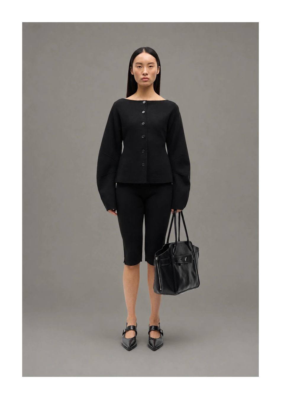 SAMSOE SAMSOE marca de moda escandinava con un diseño contemporáneo y minimalista.
