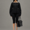 SAMSOE SAMSOE marca de moda escandinava con un diseño contemporáneo y minimalista.