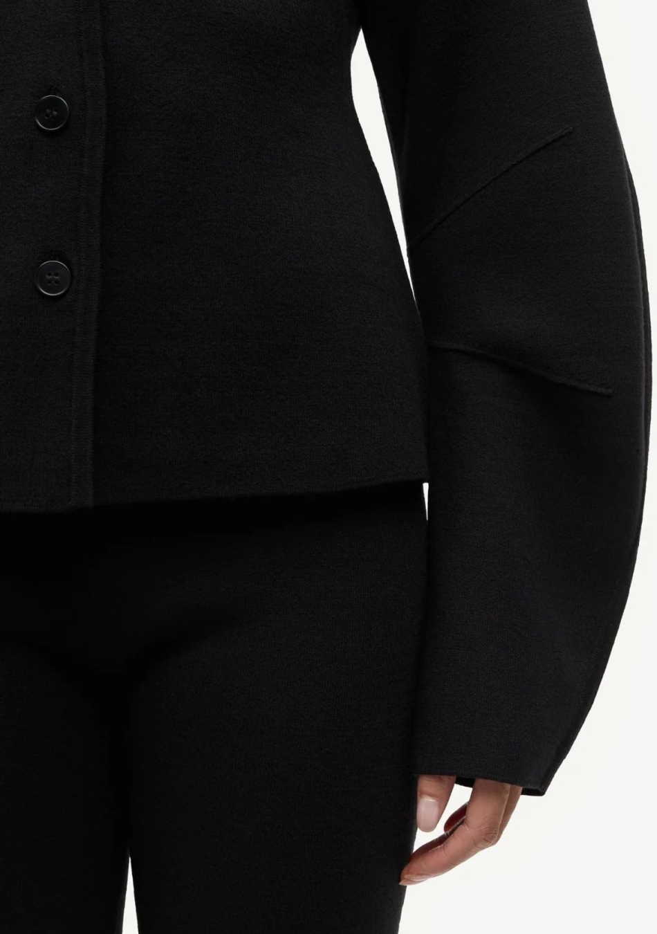 SAMSOE SAMSOE marca de moda escandinava con un diseño contemporáneo y minimalista.