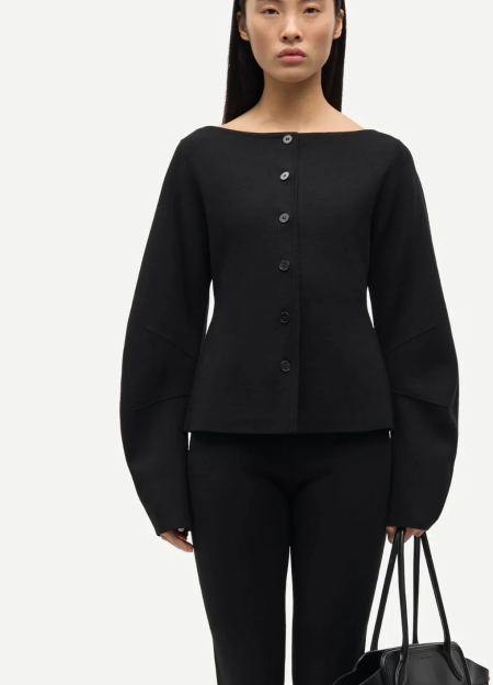 SAMSOE SAMSOE marca de moda escandinava con un diseño contemporáneo y minimalista. 2