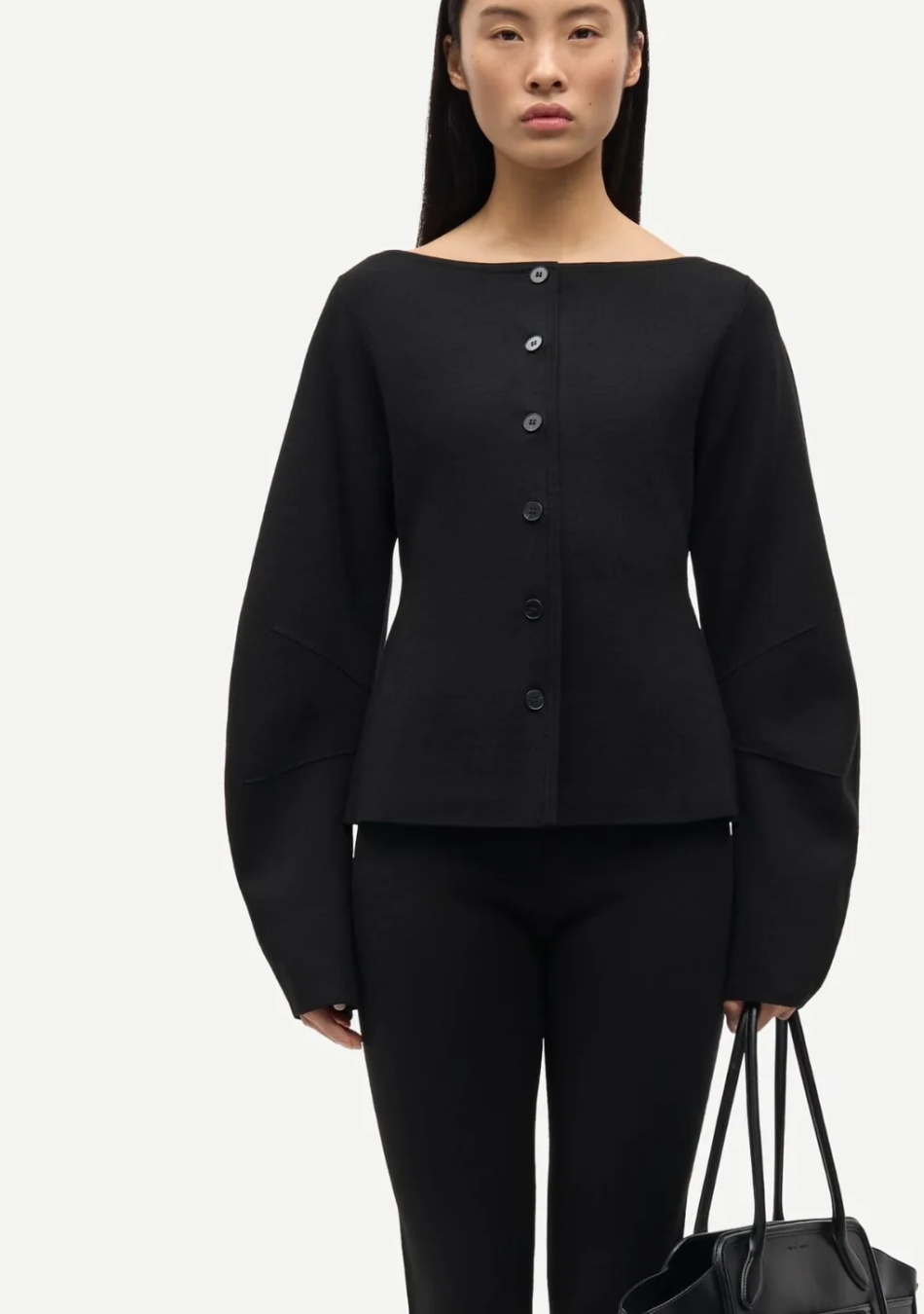 SAMSOE SAMSOE marca de moda escandinava con un diseño contemporáneo y minimalista.