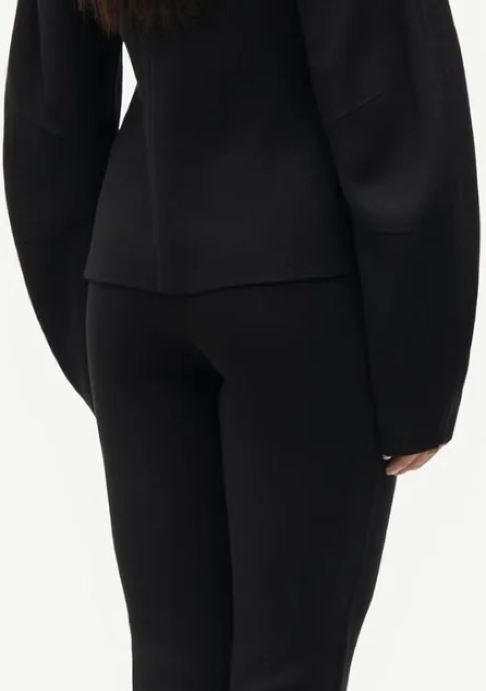 SAMSOE SAMSOE marca de moda escandinava con un diseño contemporáneo y minimalista.
