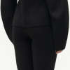 SAMSOE SAMSOE marca de moda escandinava con un diseño contemporáneo y minimalista.