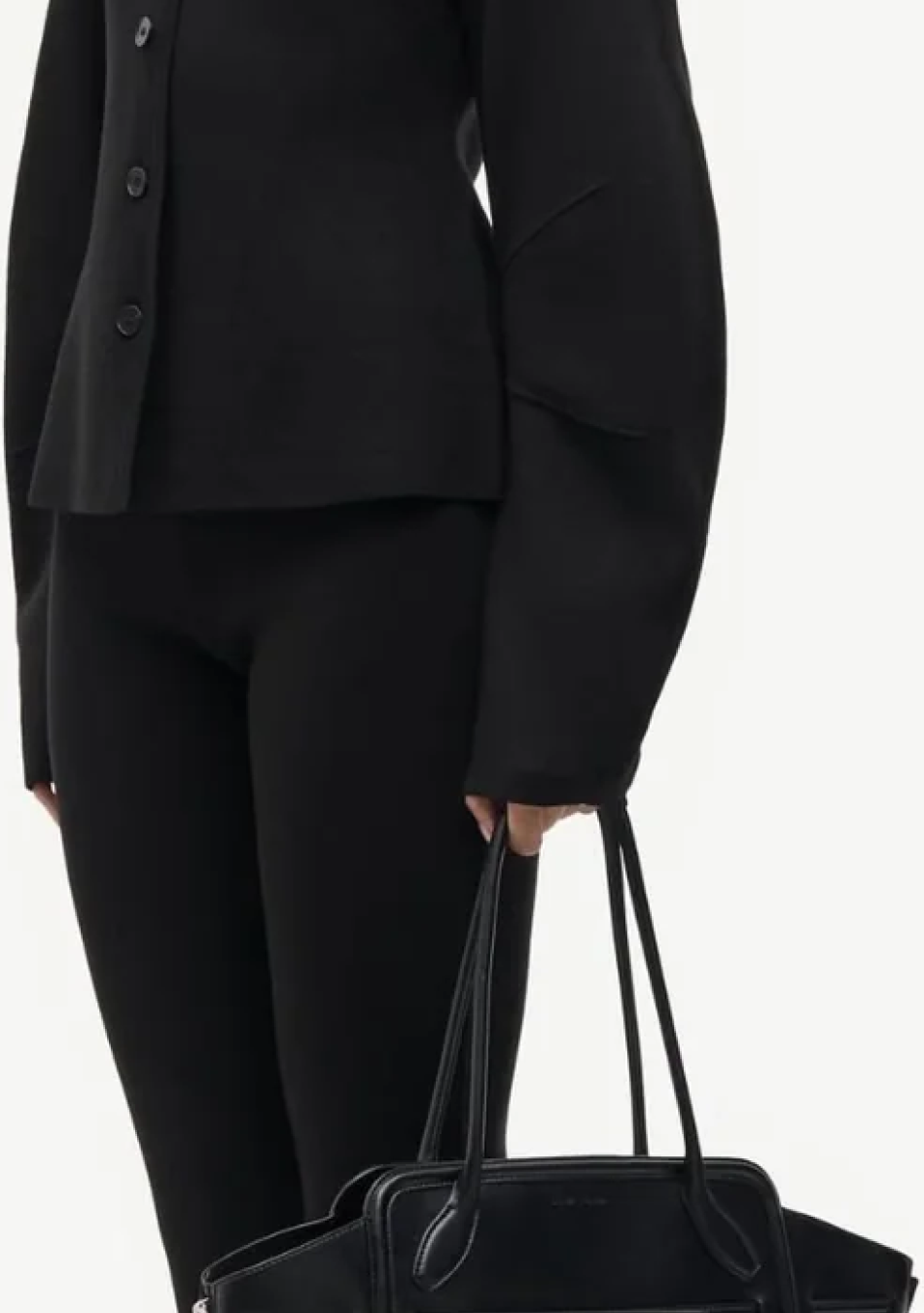 SAMSOE SAMSOE marca de moda escandinava con un diseño contemporáneo y minimalista.