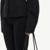 SAMSOE SAMSOE marca de moda escandinava con un diseño contemporáneo y minimalista.