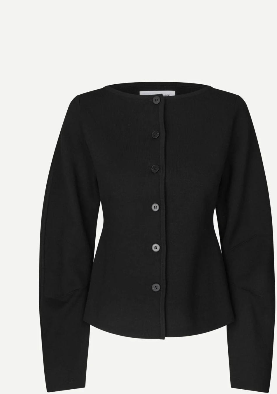 SAMSOE SAMSOE marca de moda escandinava con un diseño contemporáneo y minimalista.