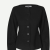 SAMSOE SAMSOE marca de moda escandinava con un diseño contemporáneo y minimalista.