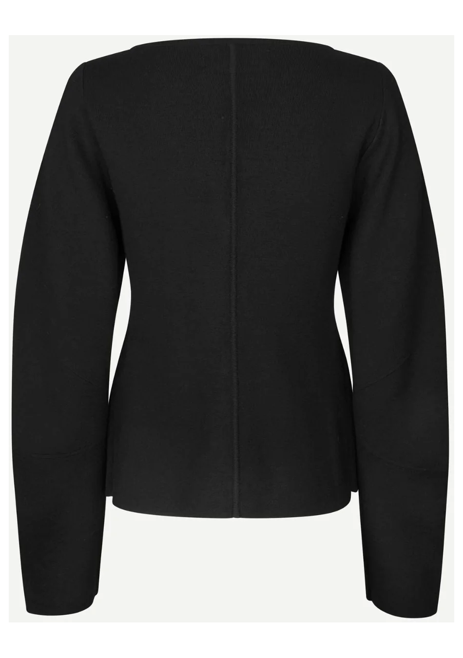 SAMSOE SAMSOE marca de moda escandinava con un diseño contemporáneo y minimalista.